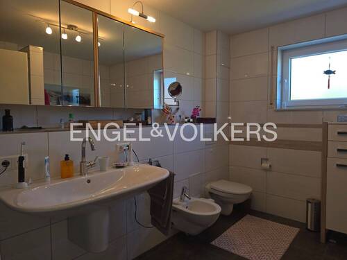 Tageslichtbad mit Wanne und Dusche - 4 Zimmer Etagenwohnung zum Kaufen in Mössingen