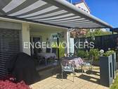 Sitzplatz vor Wohnzimmer mit Markise - 