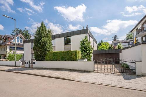 Hausansicht - 5 Zimmer Doppelhaushälfte zum Kaufen in München