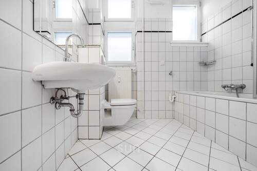 Tageslichtbad mit Wanne - 