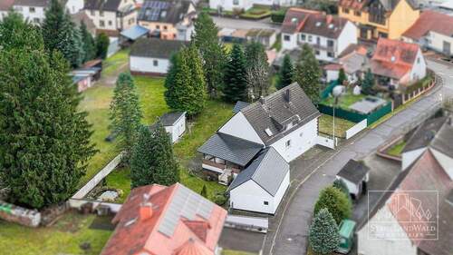 Luftbild - Haus und Garten mit Garage - 