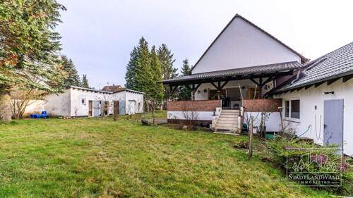 Garten mit Terrasse und Nebengebäude - 