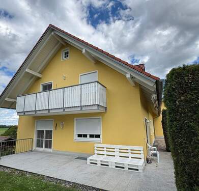 Haus Front Balkon.jpg - Wohnen in Traumlage - Eching-Berghofen Nähe A92