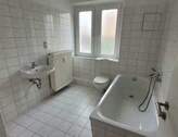 Bad mit Badewanne und Fenster - 2 Zimmer Etagenwohnung zur Miete in Dresden