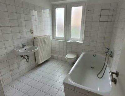 Bad mit Badewanne und Fenster - 2 Zimmer Etagenwohnung zur Miete in Dresden