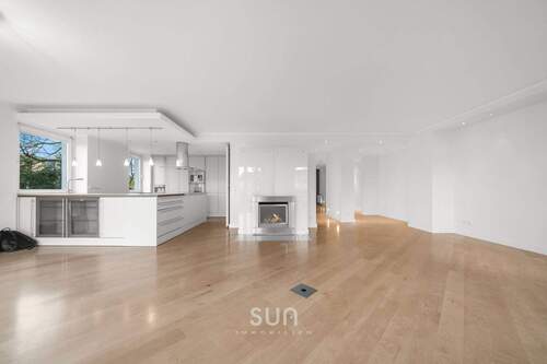 LICHTDURCHFLUTETES WOHNZIMMER - 