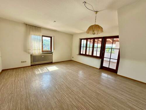 Großzügiges Wohnzimmer im Dachgeschoss - 