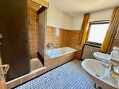 Großzügiges Badezimmer im Erdgeschoss - 