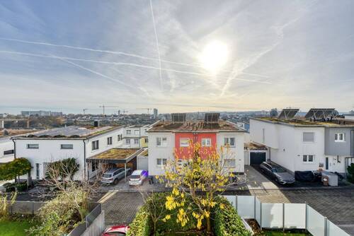 Blick nach Süden - +++ 1-Fam.-DHH mit Garage, Stellplatz & Sauna - teilmöbliert inkl. EBK - ruhig, grün, gehoben - mind. 2 & max. 3 Jah...