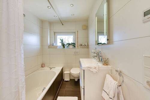 DG, Bad mit Fenster & Wanne - 