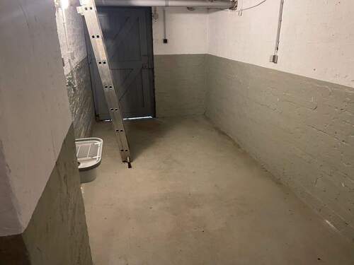 Kellerraum mit Ausgang zum Hof - 