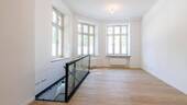 Wohnzimmer mit Zugang UG - 2 Zimmer Etagenwohnung zum Kaufen in München