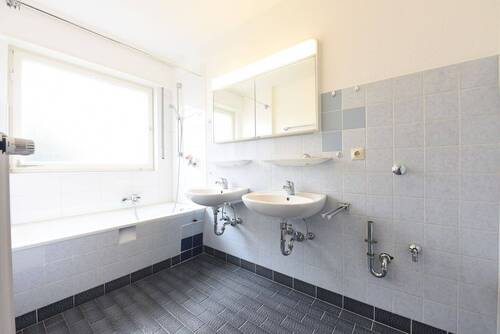 Bad mit Fenster & Wanne - 