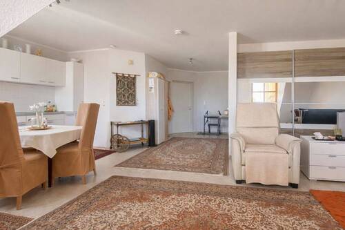 Helles Wohnzimmer mit offener Küche - 