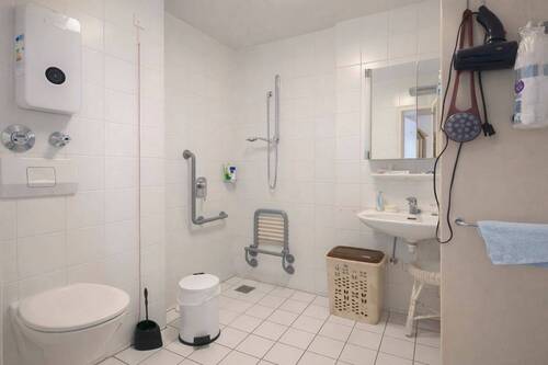 Barrierefreies Badezimmer bei Tageslicht - 