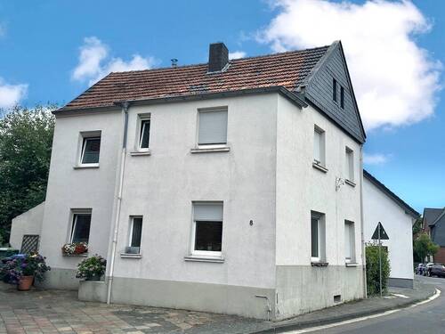 Hausansicht Vorderseite - 8 Zimmer Einfamilienhaus zum Kaufen in Neuss