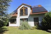 Außenansicht - Familienidyll mit Garten, Außenpool , Wellnessbereich und Garage in Erdweg