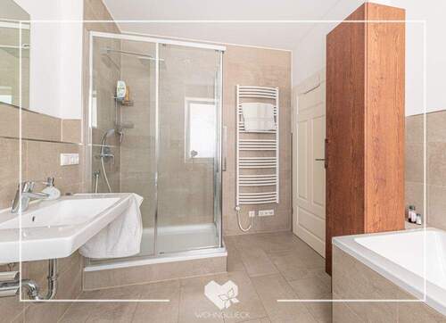 Badezimmer mit Dusche und Badewanne - 