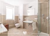 Badezimmer mit Dusche und Badewanne - 