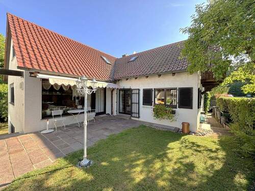 Hausansicht mit Garten im EG - Familienfreundlich großzügig wohnen in begehrter Ortsrandlage mit viel Potential und Charme