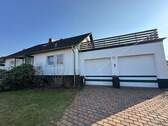 Vorderseite mit Garagen Teilansicht - Familienfreundliches Haus mit großzügigem Garten in Katlenburg-Lindau OT Berka