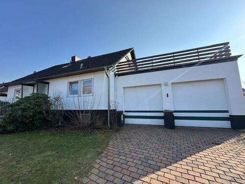 Vorderseite mit Garagen Teilansicht - Familienfreundliches Haus mit großzügigem Garten in Katlenburg-Lindau OT Berka