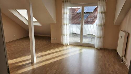 Wohnzimmer - 2 Zimmer Etagenwohnung zur Miete in Rosbach vor der Höhe