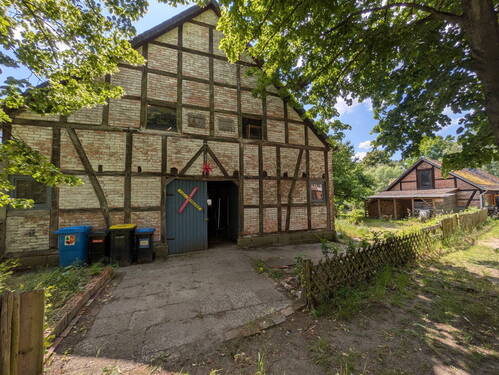 Blick auf Scheune und Wohnhaus - 