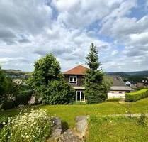 Mehrfamilienhaus mit drei Wohneinheiten, Garagen, Garten, StreuobstwieseKoppel und Mega-Fernblick! - Ollmuth