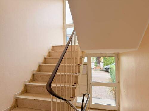 Treppenhaus - 1 Zimmer Mehrfamilienhaus, Wohnhaus zum Kaufen in München