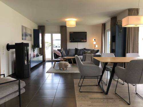 Offenes Wohnzimmer mit Kamin - 