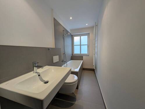 Bad mit Wanne - 2 Zimmer Etagenwohnung in Rostock