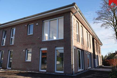 Außenansicht Obergeschosswohnung - Neubau- Erstbezug! Ansprechende 3-Zimmer-Obergeschosswohnung mit Einbauküche am Stadtrand von Esens!