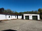 Hoffläche mit Nebengebäude und Doppelgarage - 