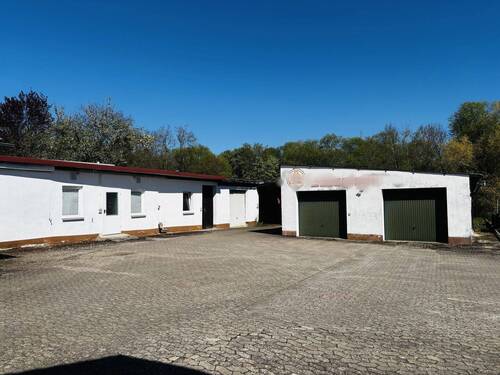 Hoffläche mit Nebengebäude und Doppelgarage - 