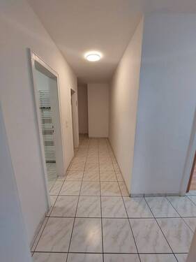 Flur zur Wohnungstür.jpeg - 