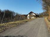 Grundstücksimpressionen im Winter / Zufahrt über die Straße 