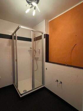 Bad mit Dusche - 