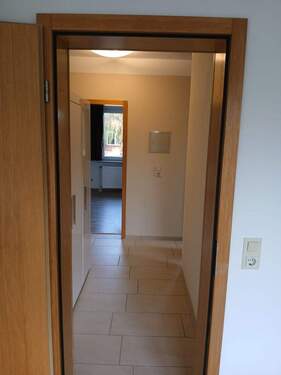 Wohnungsflur mit Fensterblick - 