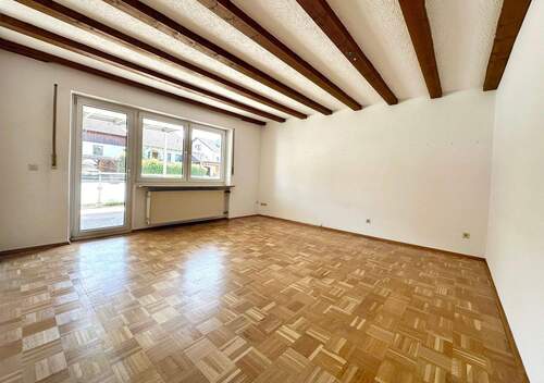 Wohnzimmer mit Zugang zur Terrasse - 