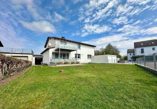 Hausansicht mit Garten - Attraktives Ein- bis Zweifamilienhaus mit 5 Garagen und Ausbaupotenzial