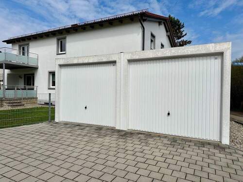 Doppelgarage mit Stellplätzen - 5 Zimmer Mehrfamilienhaus, Wohnhaus zum Kaufen in Denkendorf