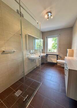 modernes Bad mit ebenerdiger Dusche - 