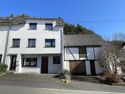 Vorderansicht - Im Ortskern gelegenes Einfamilienhaus mit großem Garten