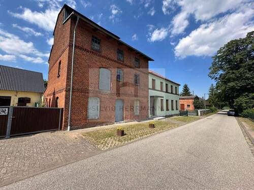 Straßenansicht - Historischer Dreiseitenhof in der Nähe vom Plauer See