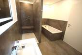 Bad mit Dusche und Badewanne - 