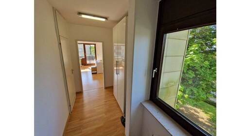 links Bad, geradeaus Zimmer re - 