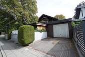 Aussenansicht mit Garage - 1 Zimmer Mehrfamilienhaus, Wohnhaus in Ottobrunn