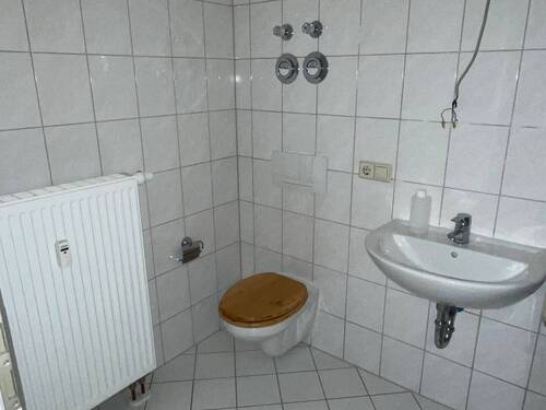 Bad mit Wanne, WC - 