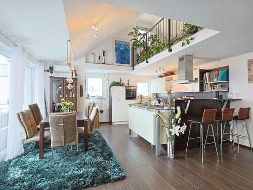 Lichtdurchfluteter Wohn-/Essbereich mit Galerie - Sehr helle und freundliche DG-Wohnung mit Galerie und großem Balkon